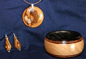 Wooden pendant, earings, and bobel